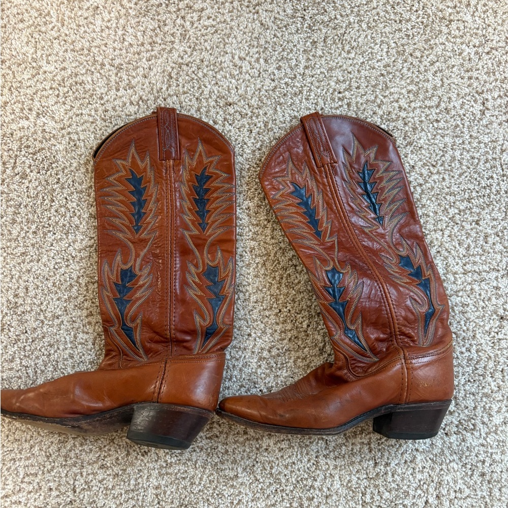 Brown Heeled Boots with Intricate Stitching and Pointed Toe